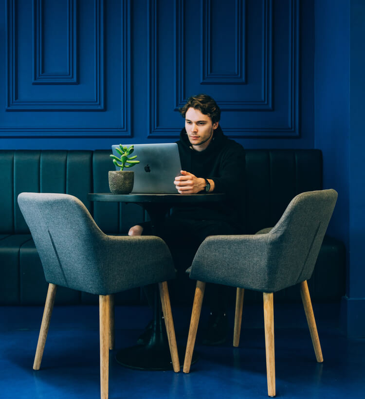 Hub34 Karriere – Arbeitsplatz mit Laptop