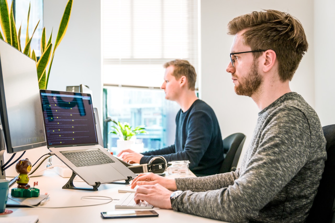 Hub34 – Vertriebsteam am Arbeitsplatz mit Laptop